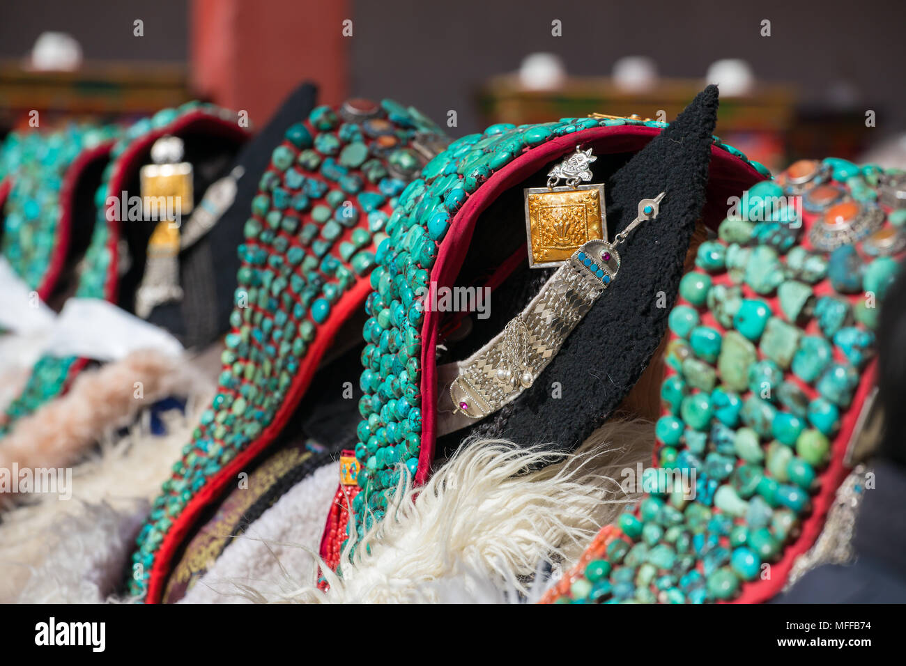 Zanskari Frauen, ethnischen traditionelle Ladakhi Kopfschmuck mit Türkis namens Perakh Perak, Ladakh, Indien Stockfoto