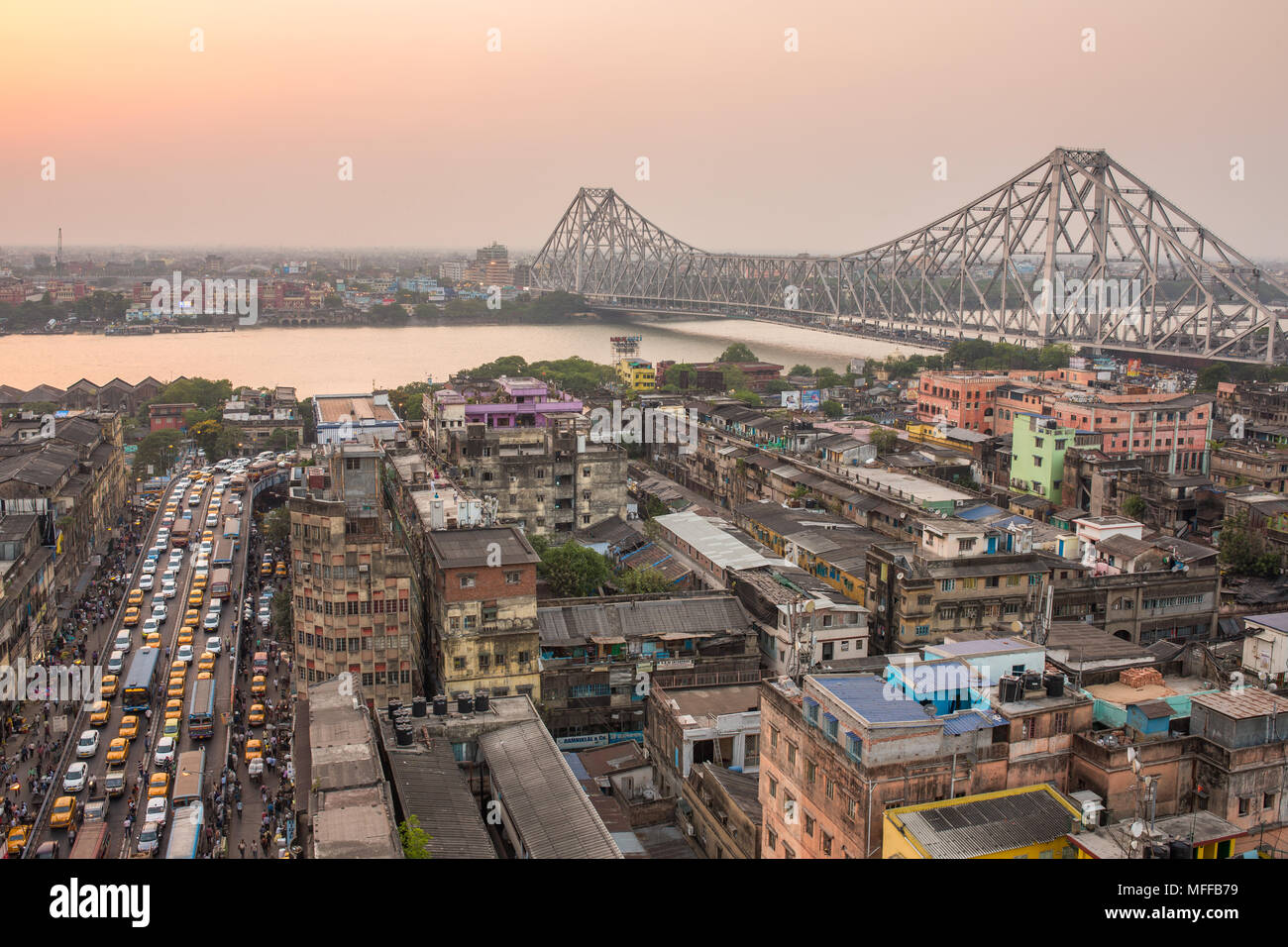 Kolkata, Indien - 13. April 2017: Schöne Aussicht von Kolkata Stadt mit einem Howrah Bridge auf dem Fluss Hooghly während des Sonnenuntergangs. Stockfoto