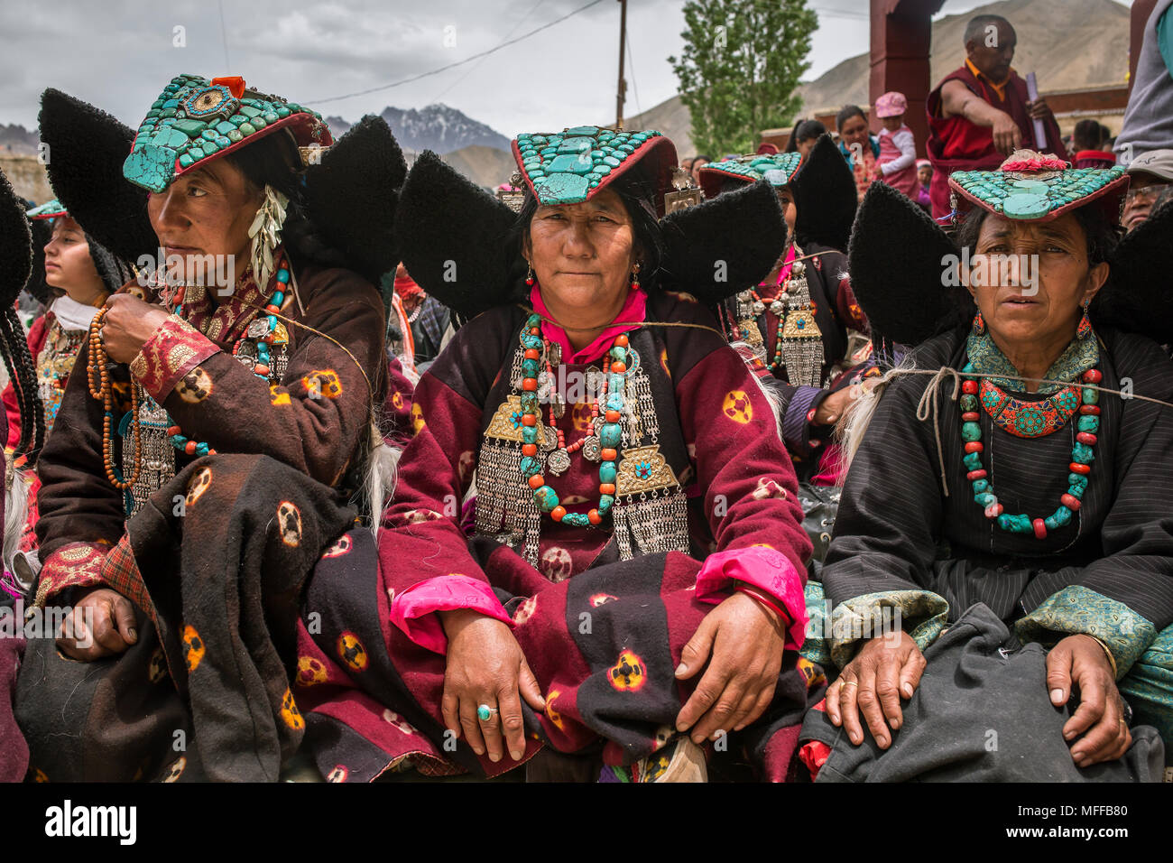 Lamayuru, Indien - 19. Juni 2017: Unbekannter Zanskari Frauen, ethnischen traditionelle Ladakhi Kopfschmuck mit Türkis namens Perakh Perak, L Stockfoto