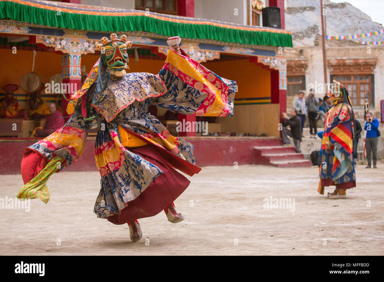 Lamayuru, Indien - 21. Juni 2017: Unbekannter Mönch in Maske Durchführen einer religiösen maskiert und kostümiert Geheimnis Tanz des Tibetischen Buddhismus während der Yuru K Stockfoto