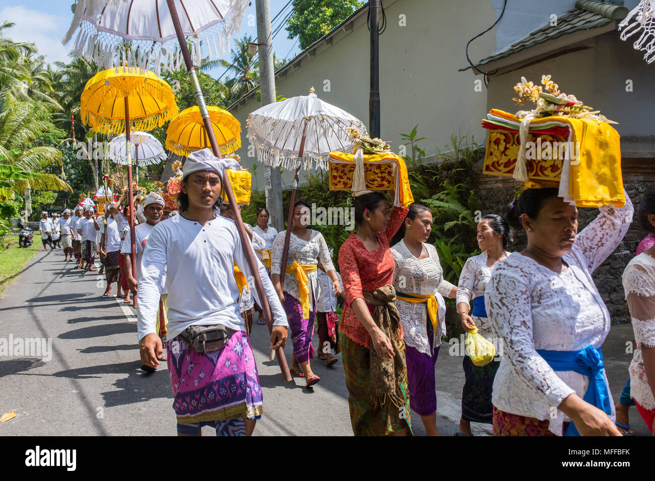 Bali, Indonesien - 16. September 2016: Traditionelle balinesische Prozession Fest Galungan Feier in Ubud, Indonesien Stockfoto
