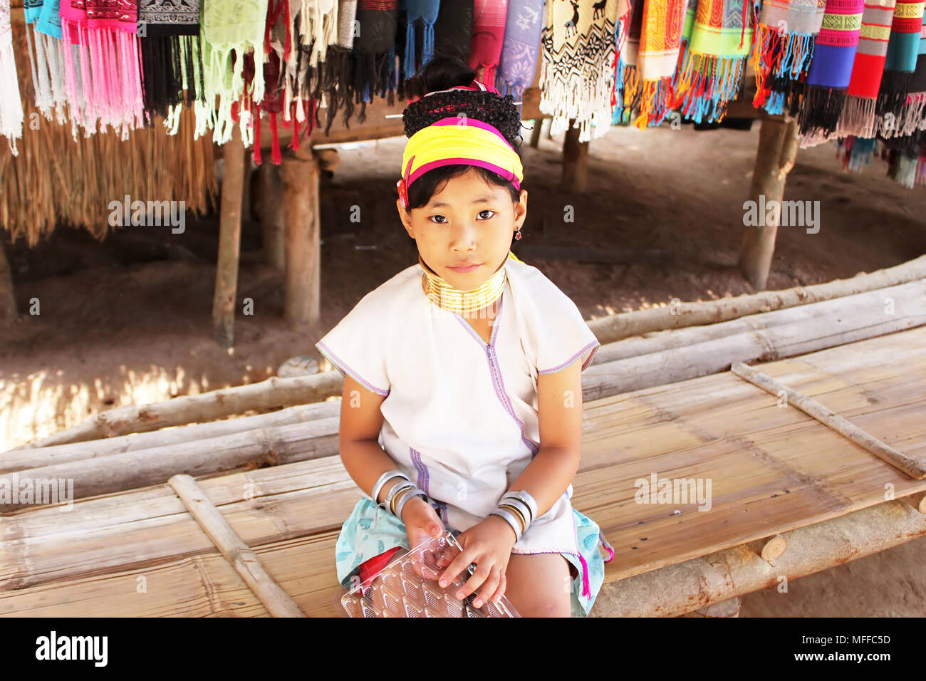 MAE HONG SON, THAILAND - 17. JUNI 2014: Unbekannter Karen tribal Girl in der Nähe von Mae Hong Son, Thailand, Chiang Rai, Karen lange Hals Bergdorf Stockfoto