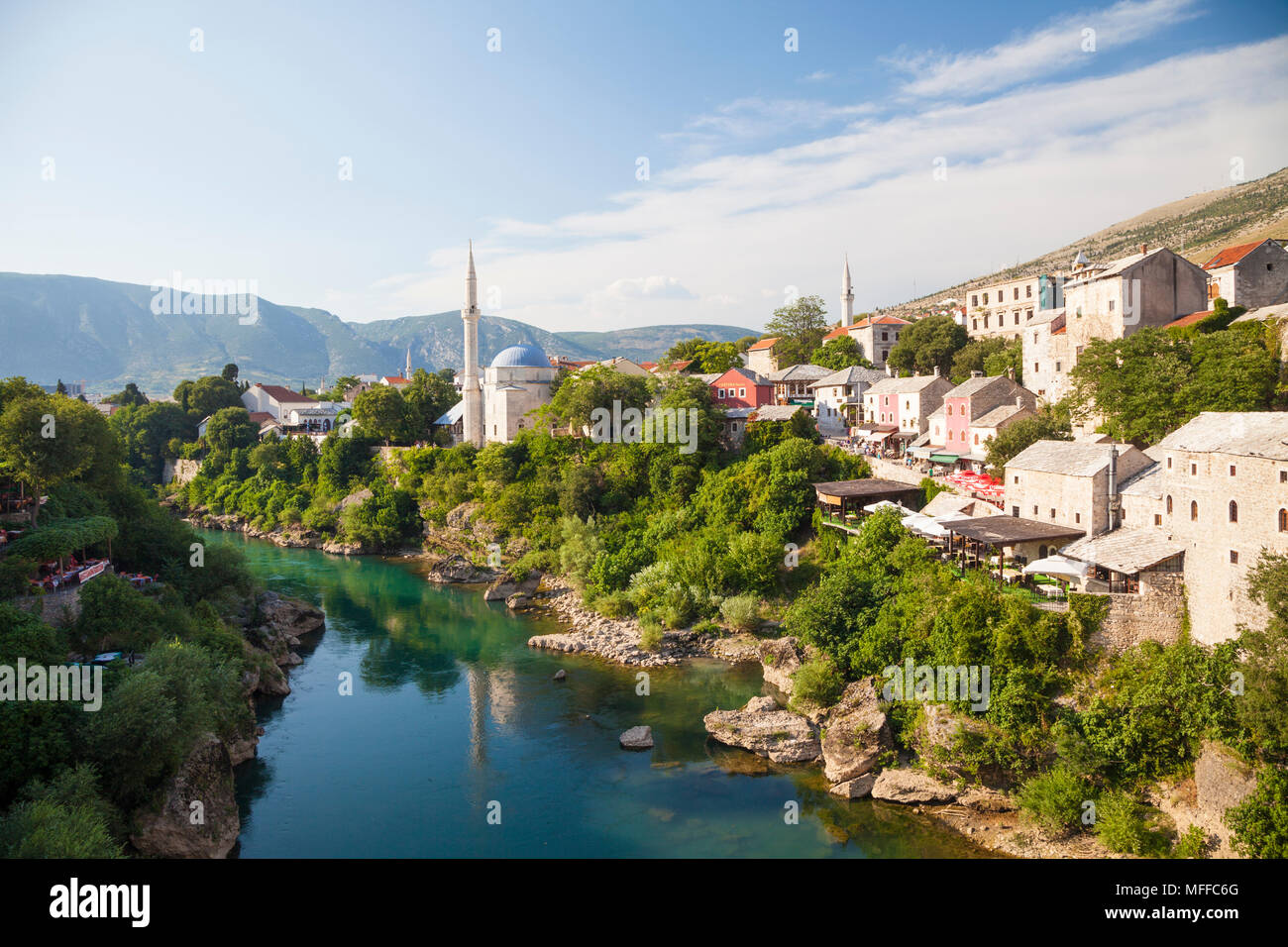 Blick über Mostar im Abendlicht von der Stari Most, der Alten Brücke in Mostar, Bosnien und Herzegowina Stockfoto