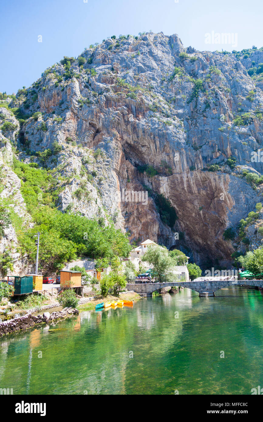 Blick Richtung Blagaj Tekija in Blagaj in der Nähe von Mostar, Bosnien und Herzegowina Stockfoto