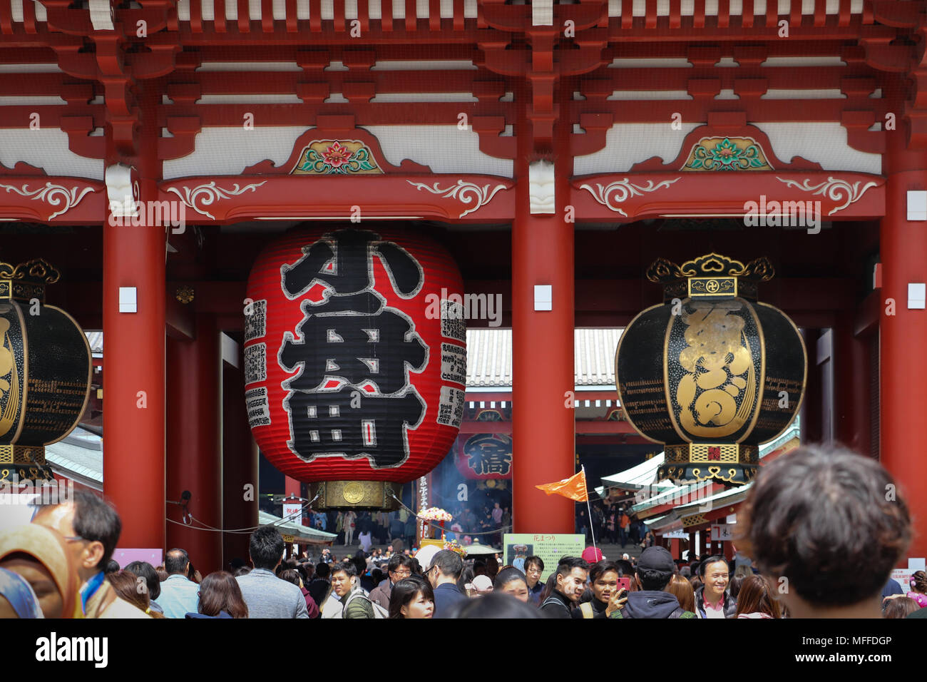 Eine riesige rote chochin oder Papier Laterne hängt an der Hozomon Tor der Sensoji-tempel Komplex in Tokio, Japan, mit zwei Kupfer Toro auf beiden Seiten. Stockfoto