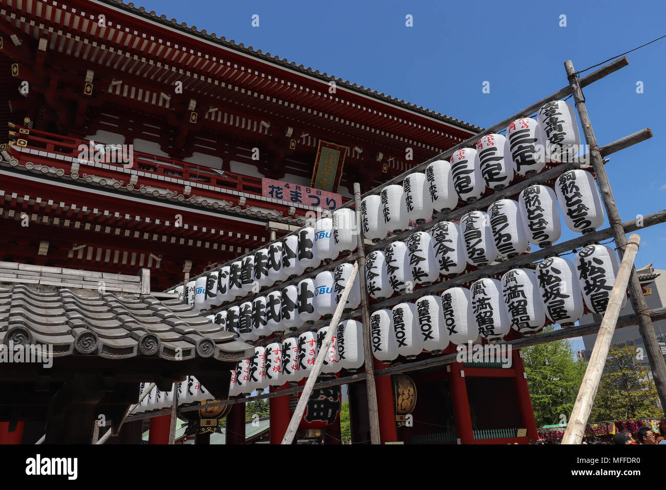 Große Mauer weißes Papier, Laternen, auch als chochin, mit schwarzen japanischen Schriftzug auf einer 3-tiered Rack im Sensoji-tempel Komplex, Tokio aufgehängt werden Stockfoto