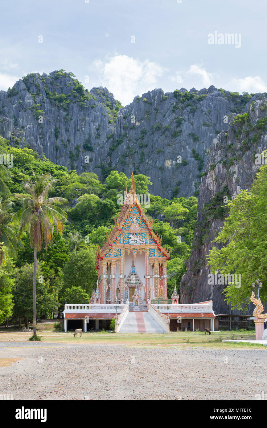 Wat Khao Daeng Tempel, Khao Sam Roi Yot Nationalpark, Prachuap Kiri Khan, Thailand Stockfoto