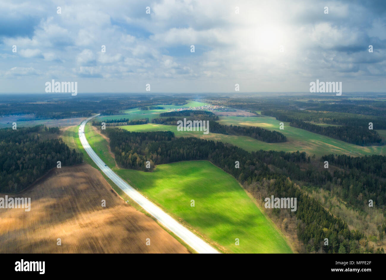 Antenne Frühling Landschaft. Drone Ansicht an der neuen Straße zwischen grünen Feldern. Stockfoto