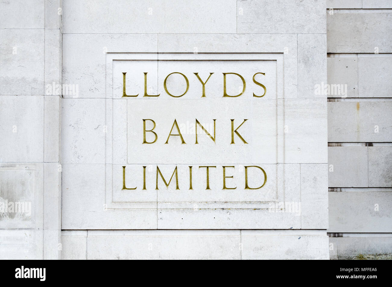 Alte traditionelle Lloyds Bank Limited Zeichen graviert auf Stein auf einen brach in Coventry mit gold Schriftzug Stockfoto