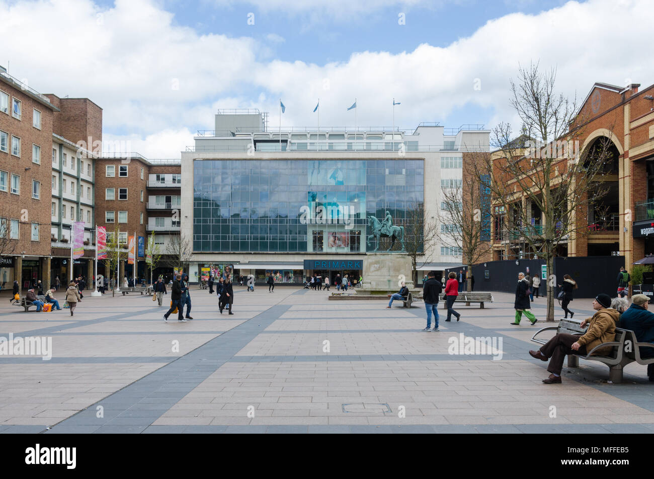 Broadgate Square im Zentrum von Coventry, Großbritannien auf der Suche nach großen Primark store Stockfoto