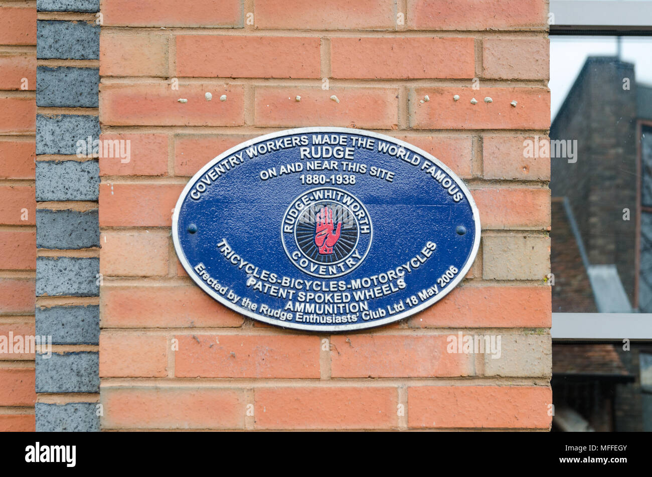 Blaue Plakette auf dem Gelände der ehemaligen Firma Ridge-Whitworth, Fahrräder, Motorräder und Munition in Spon Street, Coventry hergestellt, Großbritannien Stockfoto