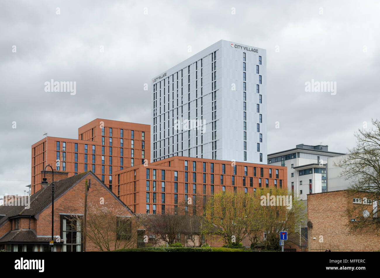 Stadt Dorf, ein großes neues Studentenwohnheim im Belgrader Plaza im Zentrum von Coventry, Großbritannien Stockfoto