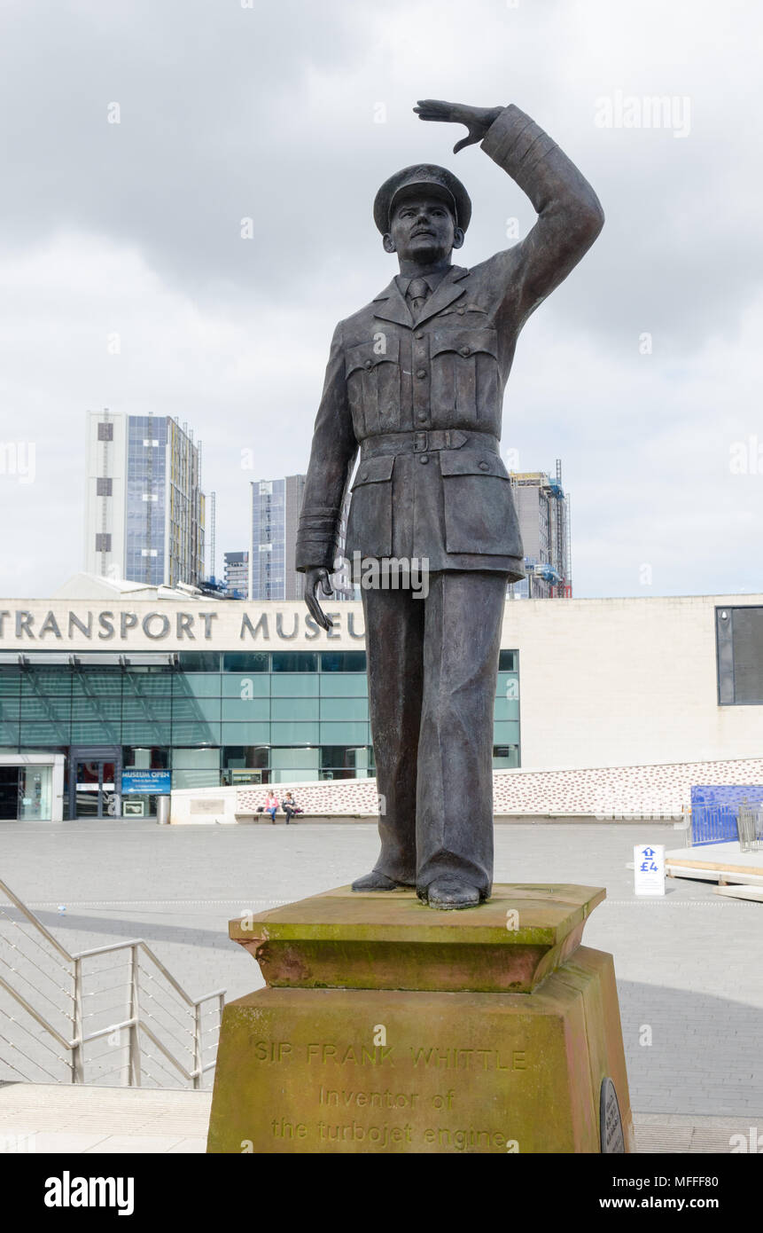 Statue von Sir Frank Whittle, der Erfinder des turbojet Engine, außerhalb von Coventry Transport Museum, Großbritannien Stockfoto