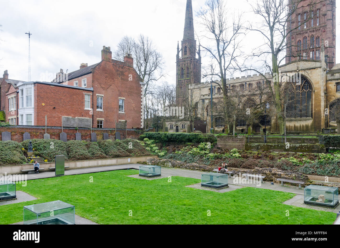 Garten bei Coventry Priory Visitor Centre, die die Ruinen der ersten Kathedrale von Coventry enthält Stockfoto