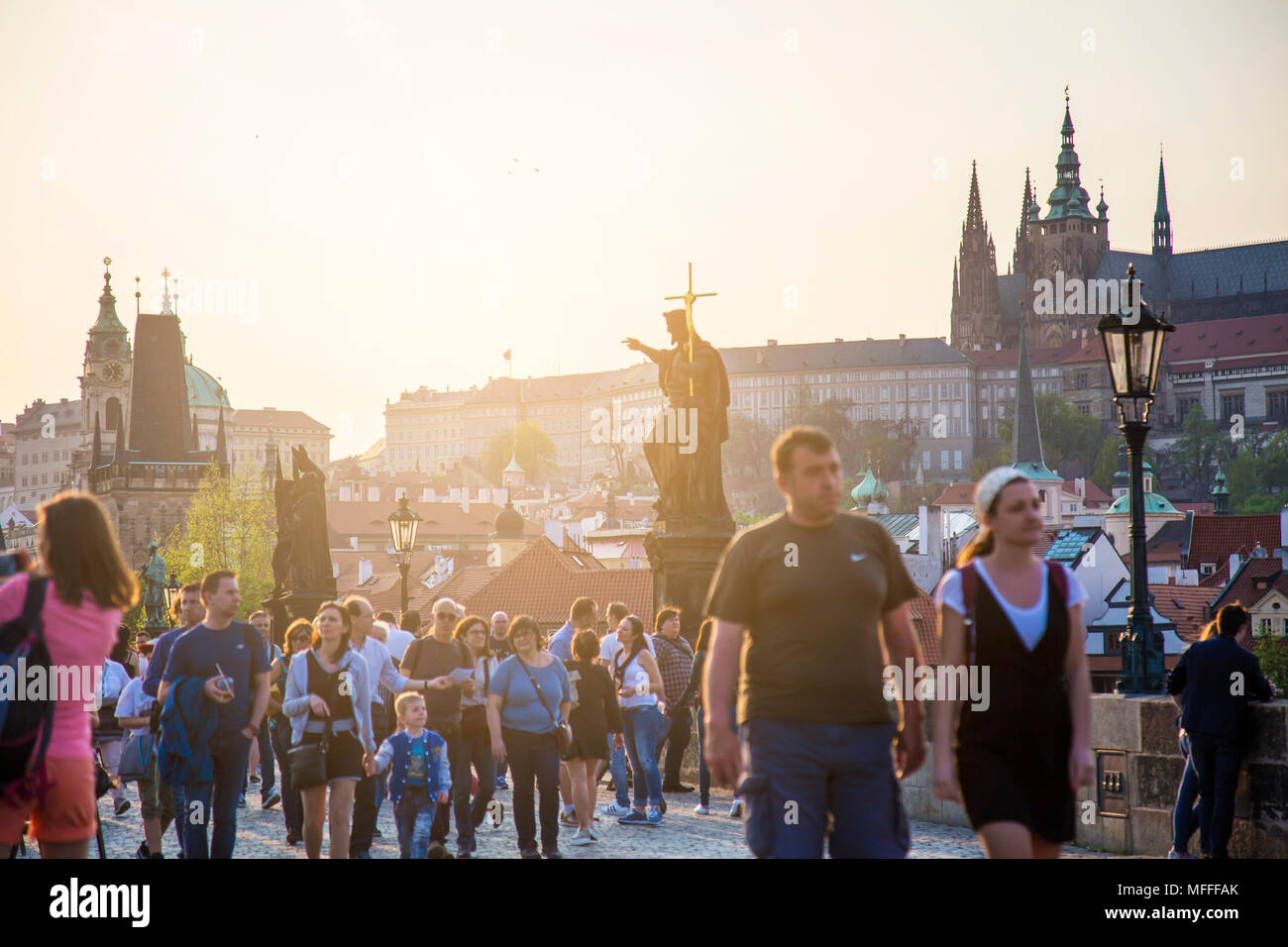 Touristen zu Fuß über die Karlsbrücke in Prag, 21. April 2018 Stockfoto