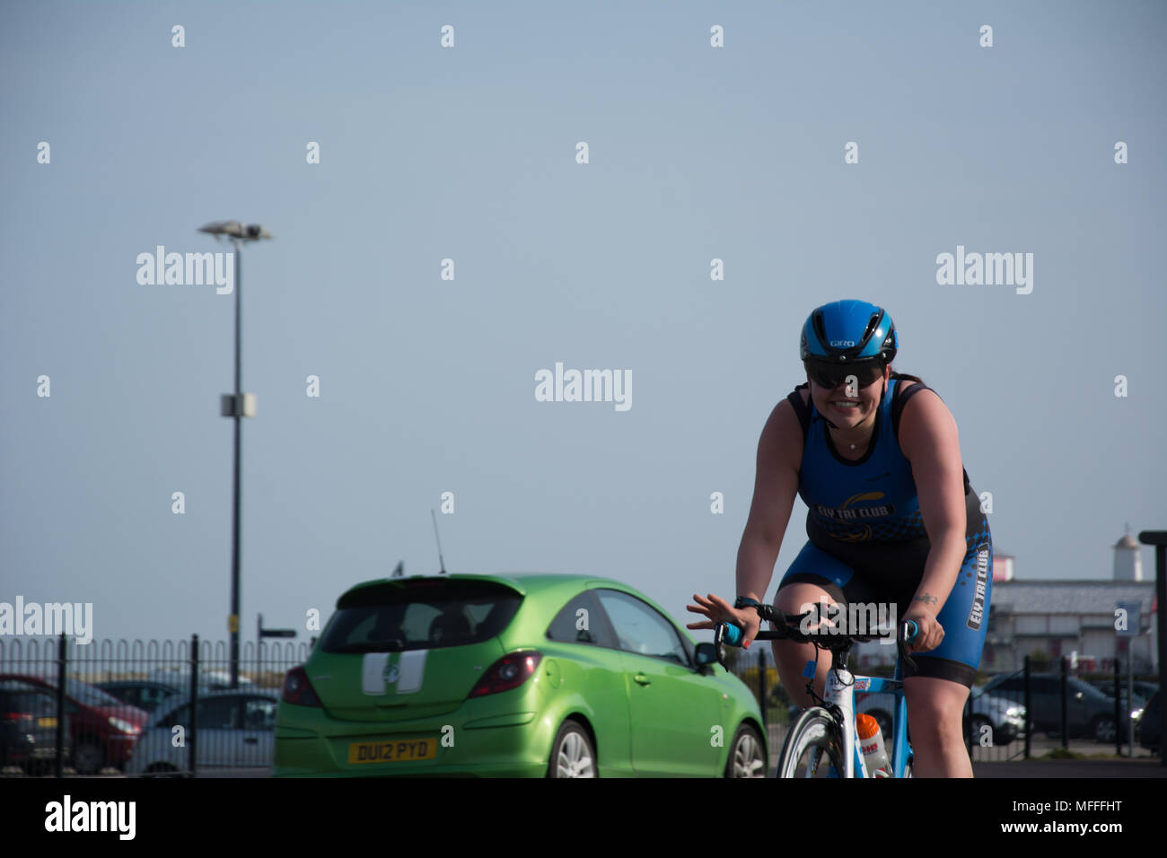 Great Yarmouth, Norfolk, 2018-04-21. Reiter, die die Straße Abschnitt des Triathlon in der Norfolk Stadt Great Yarmouth statt Stockfoto