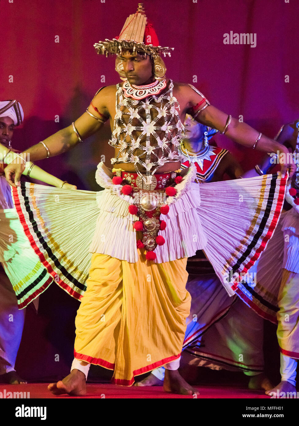 Vertikale Porträt einer Kandyan Tänzerin in Kandy, Sri Lanka. Stockfoto