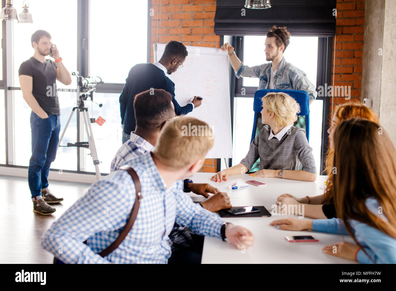 Afrikanische Führer ist Vorträge seiner Mitarbeiter mit Hilfe von White Board. Objekt Lehre. Zeigen grafische Modell Stockfoto