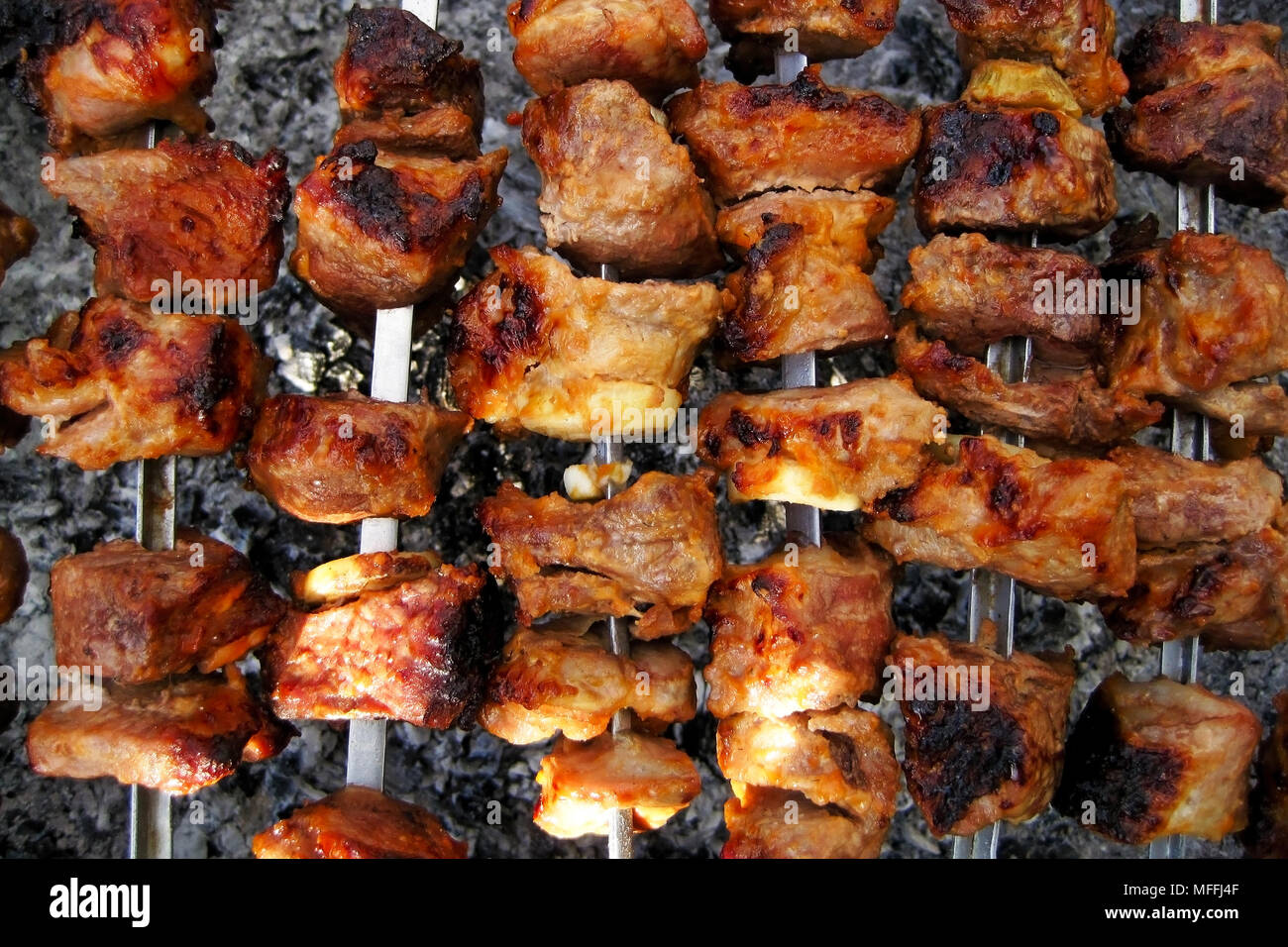 Shish Kebab am Spieß gegrillt auf Holzkohle. Der Blick von oben Stockfoto