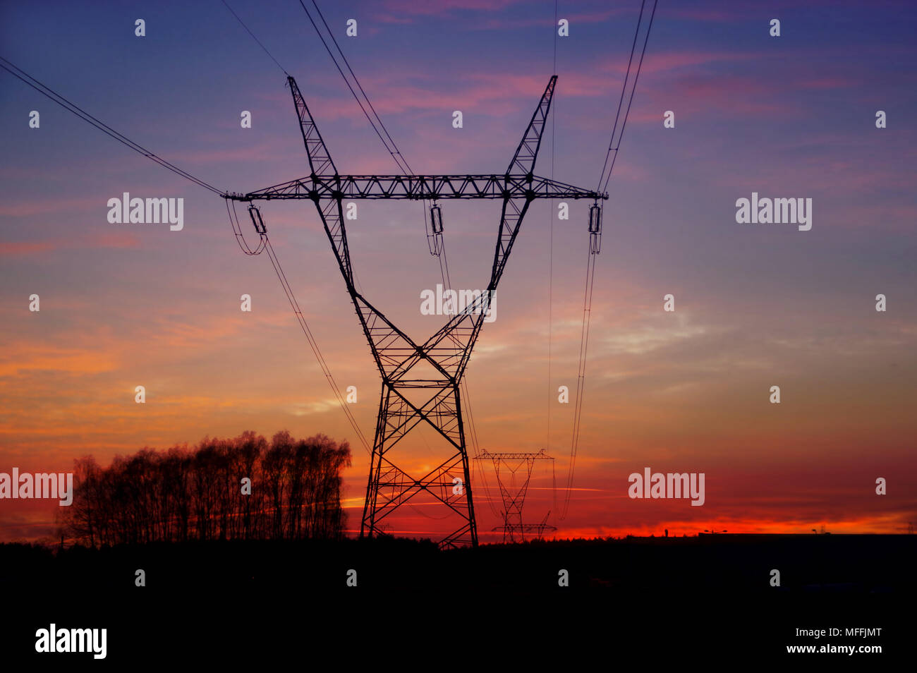 Energie pole Silhouette auf dramatische Himmel. Energetische Turm auf den Sonnenaufgang. Stockfoto