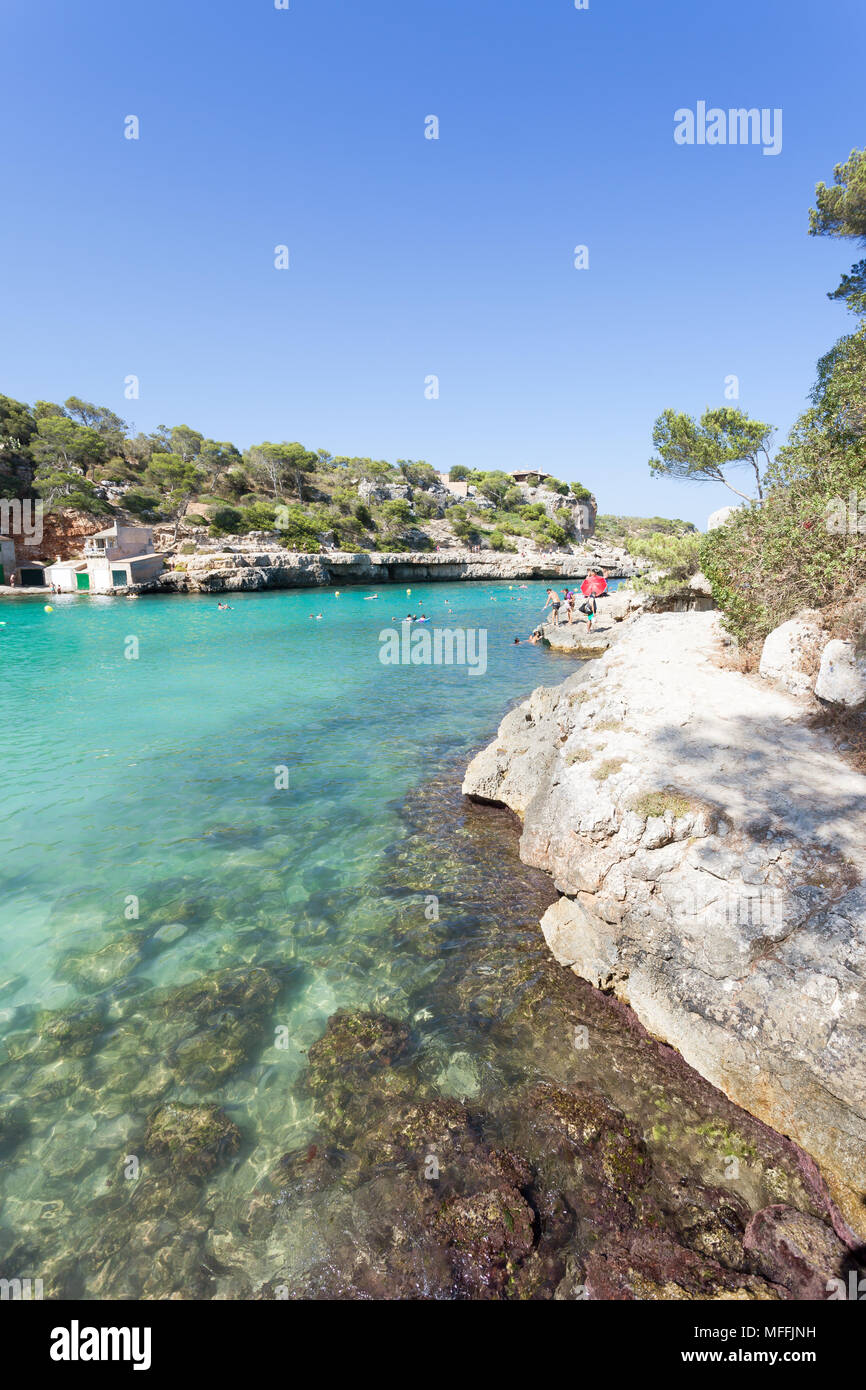 Cala Llombards, Mallorca, Spanien - August 2016 - türkisblaues Wasser am Strand von Cala Llombards Stockfoto