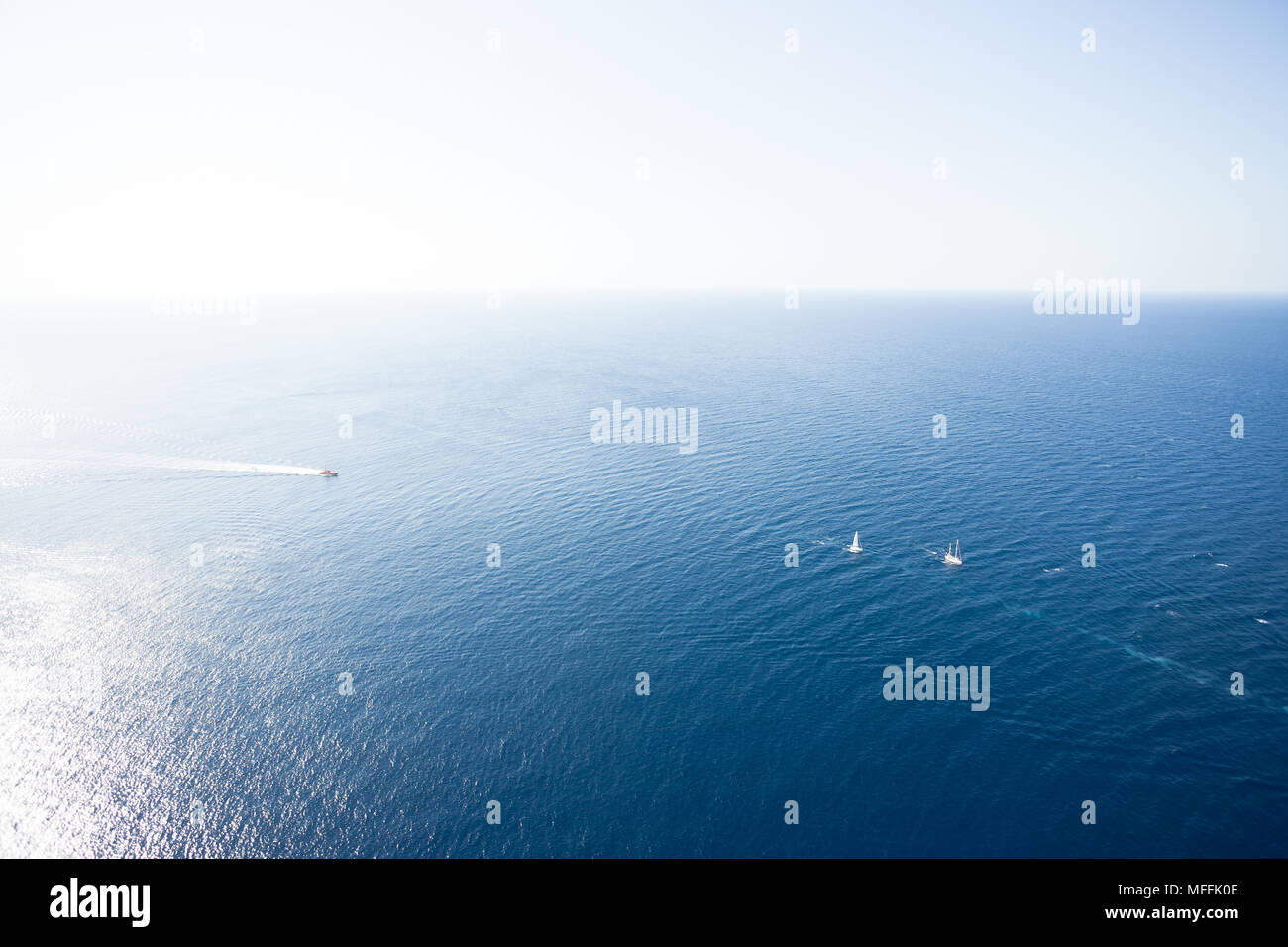 Cap de Formentor, Mallorca, Spanien - Weitblick über das Mittelmeer auf einige Boote Stockfoto