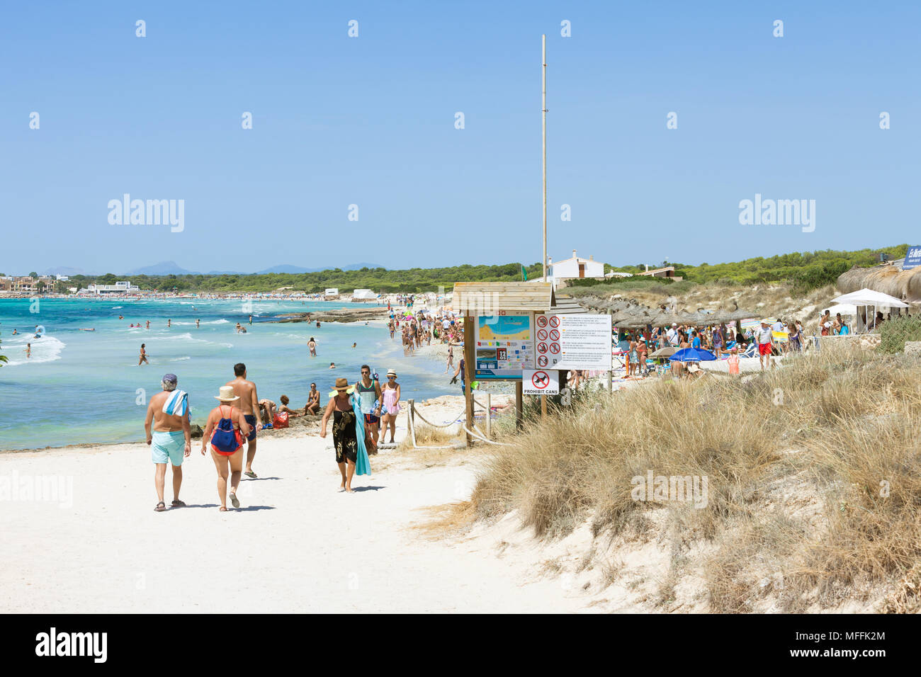 Platja d'Es Trenc, Mallorca, Spanien - August 2016 - Touristen ihren Urlaub genießen, am Strand von Platja d'Es Trenc Stockfoto
