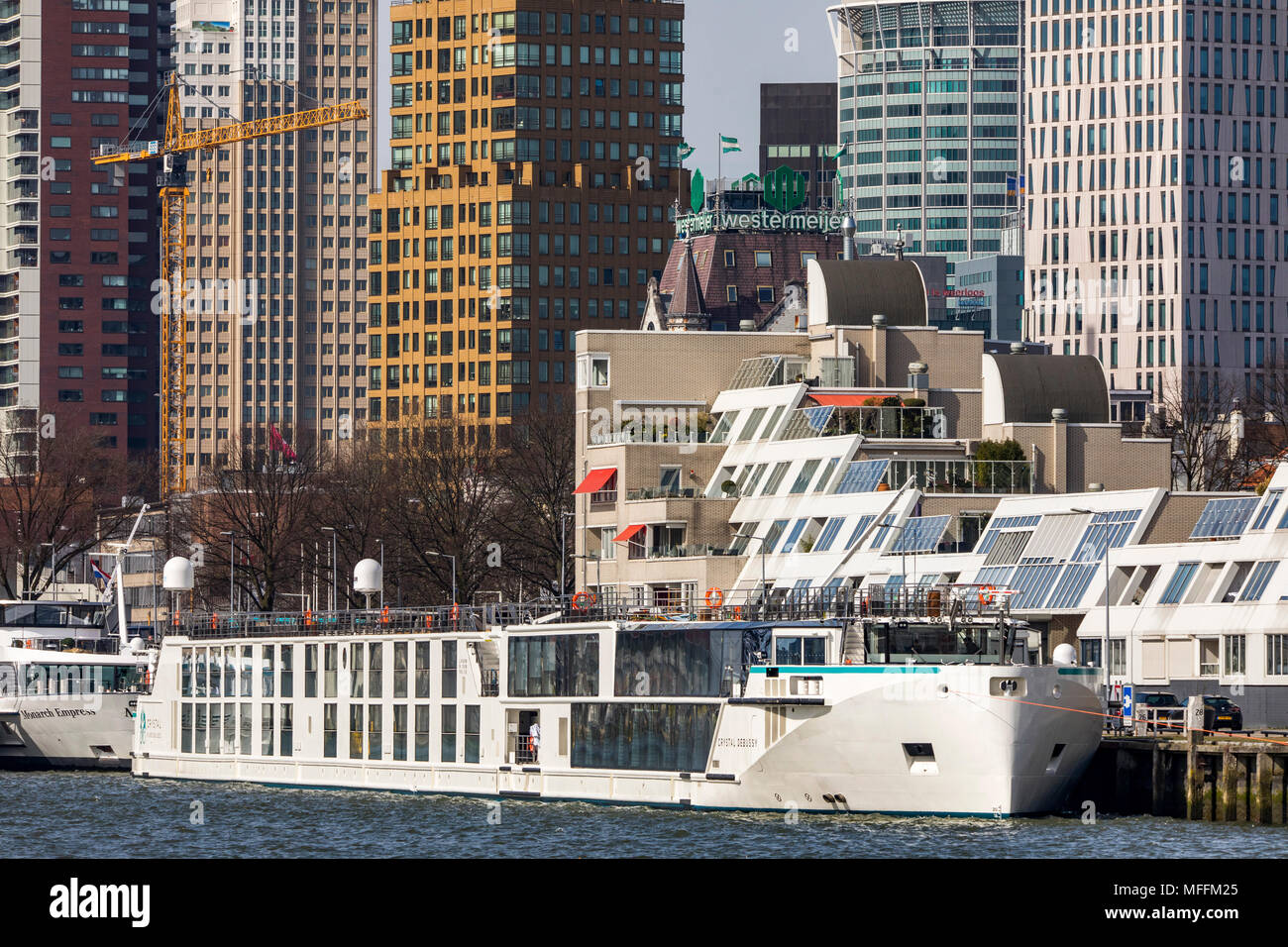 Die Skyline von Rotterdam, auf die Nieuwe Maas, Fluss, Wolkenkratzer, Gebäude in der Stadt, Niederlande, Flusskreuzfahrtschiffe, Stockfoto