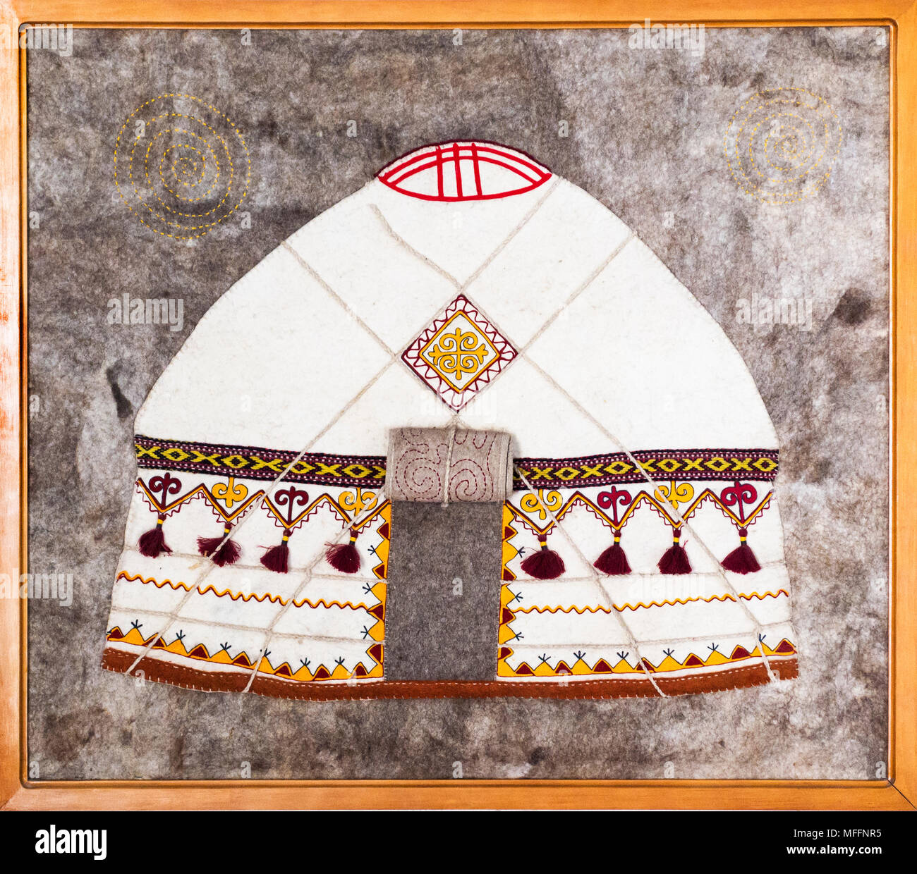 Filzteppich mit einer Jurte Darstellung, Kulturzentrum Ruh Ordo benannt nach berühmten kirgisische Schriftsteller Chinghiz Aitmatov, Issyk Kul See, Cholpon-Ata, Kyrg Stockfoto