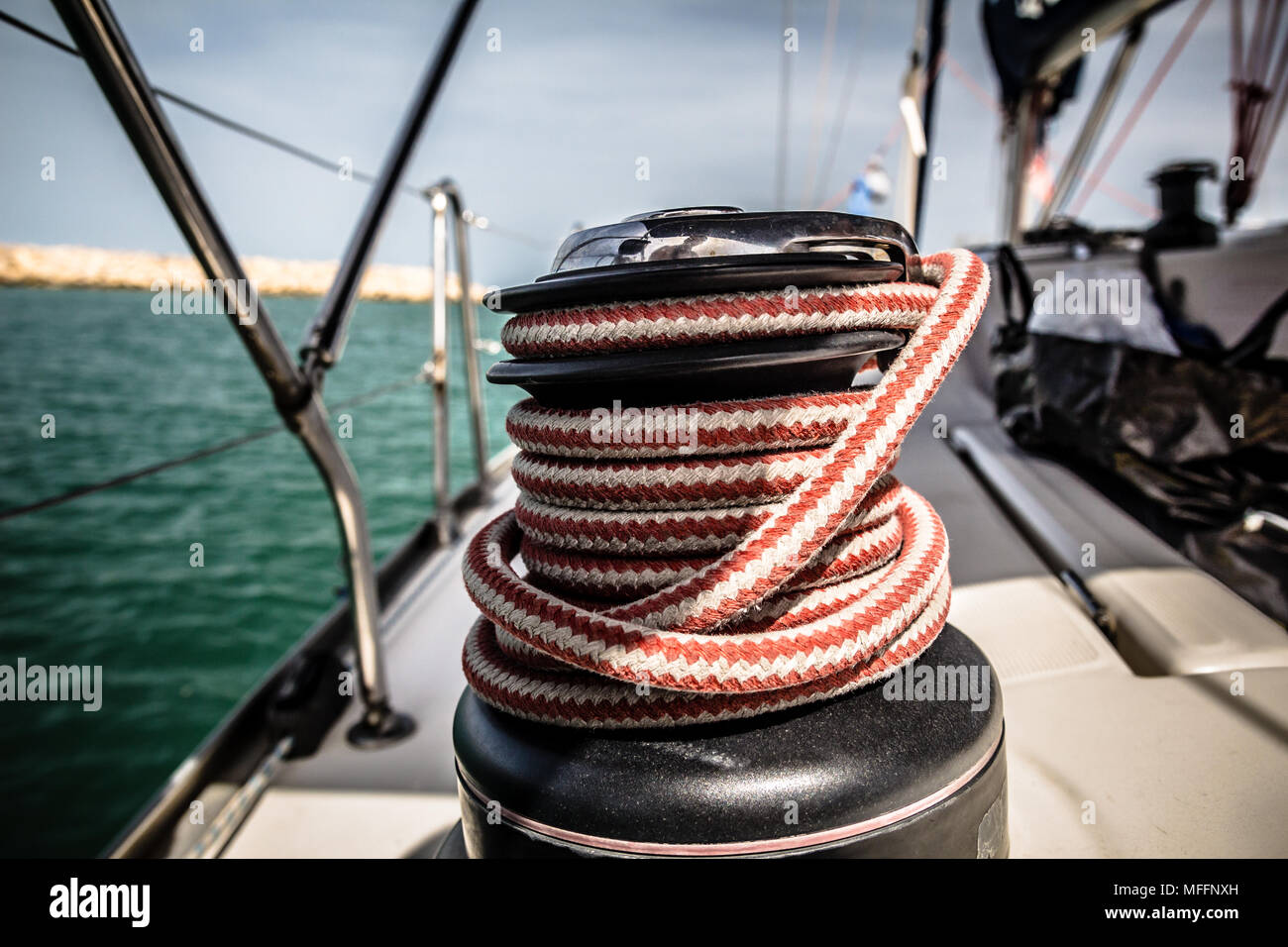 Winde mit roten und weißen Seil auf Segelboot in das Meer Stockfotografie -  Alamy