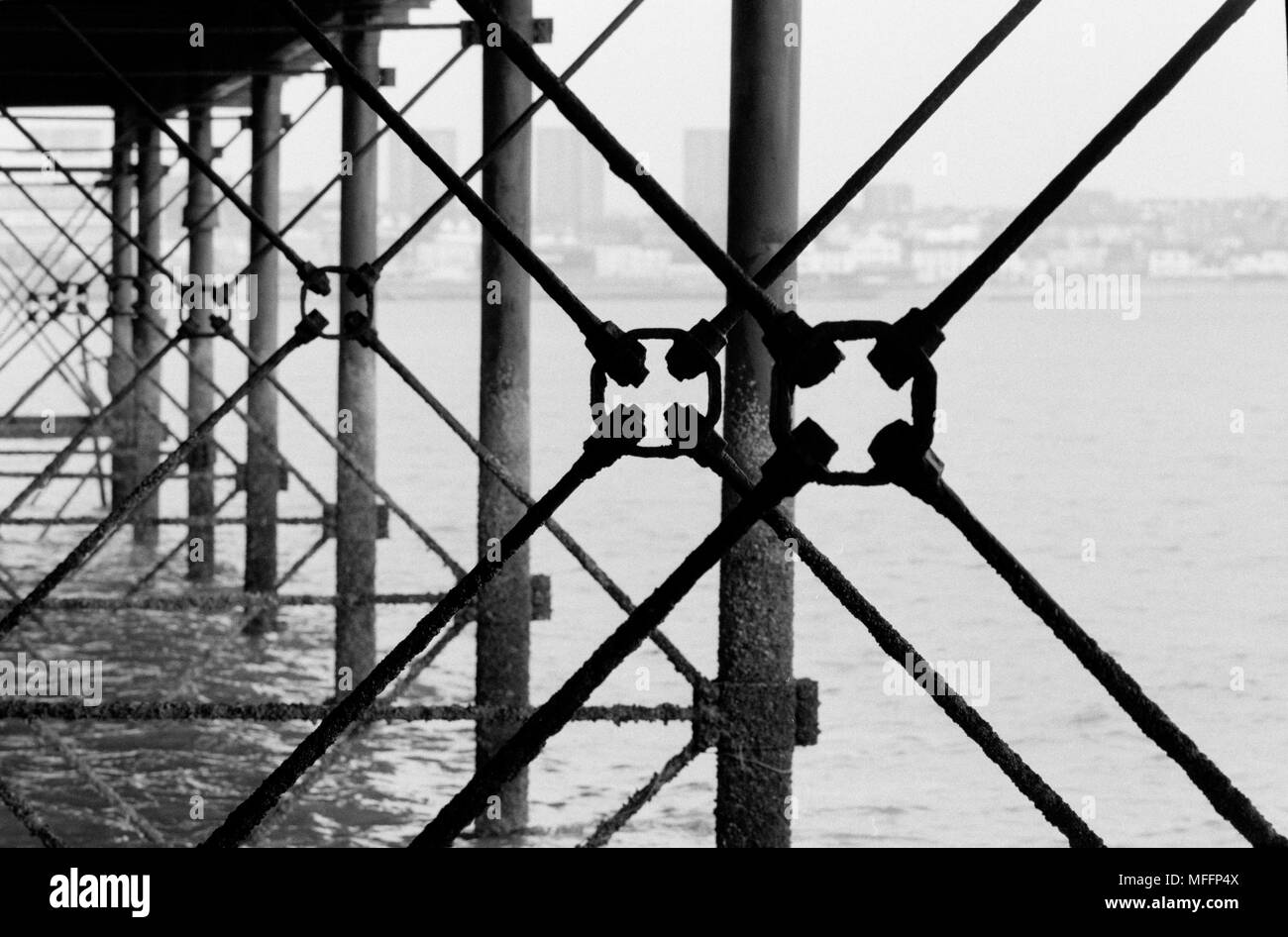 Southend Pier gebaut. 2018 Übersicht viktorianischen Bügeleisen Arbeiten Engineering unter der Pier Stockfoto
