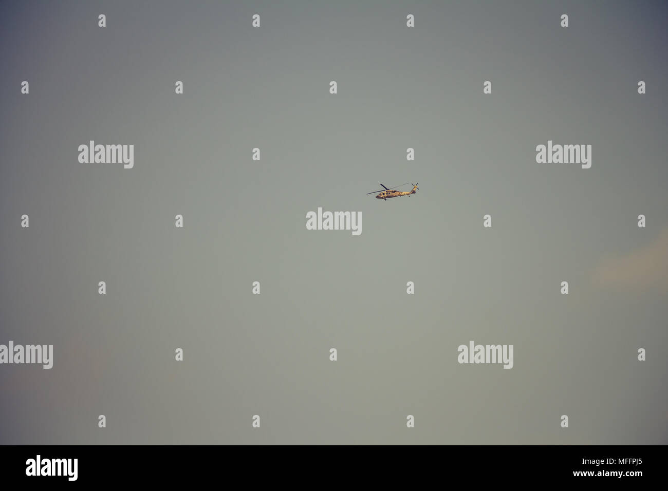 Israelische militärische UH-60 Black Hawk Hubschrauber fliegen in den Himmel Stockfoto