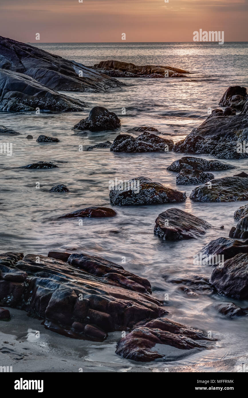 Versteckte Oase der unberührten Wasser von Kalim Beach Stockfoto