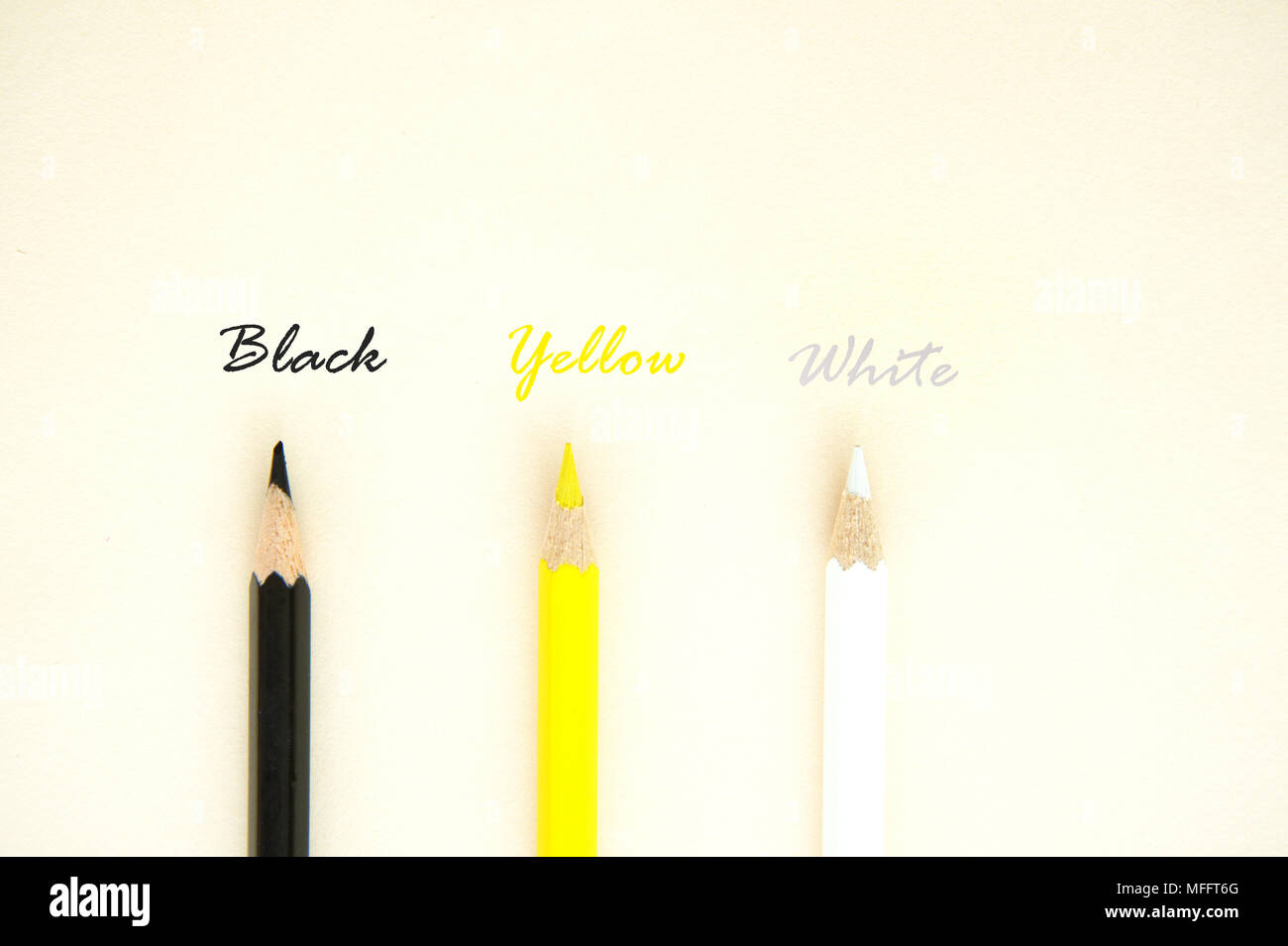 Bunte gelb schwarz weiß Bleistift Farbe mit Text schreiben auf beige Papier für die menschliche Haut equity Konzept Hintergrund Stockfoto