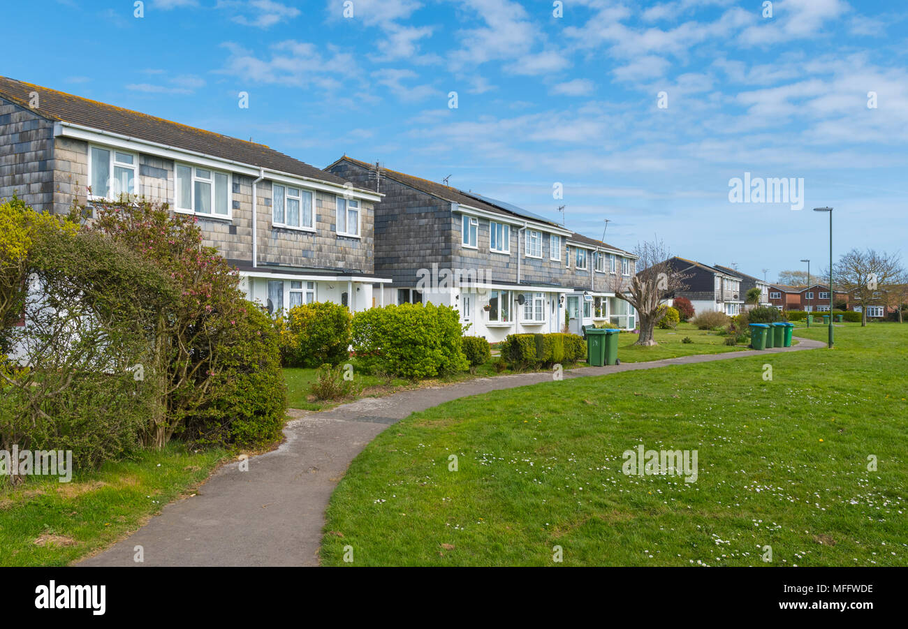 Reihe von modernen Häusern neben einem Park in Littlehampton, West Sussex, England, UK. Stockfoto
