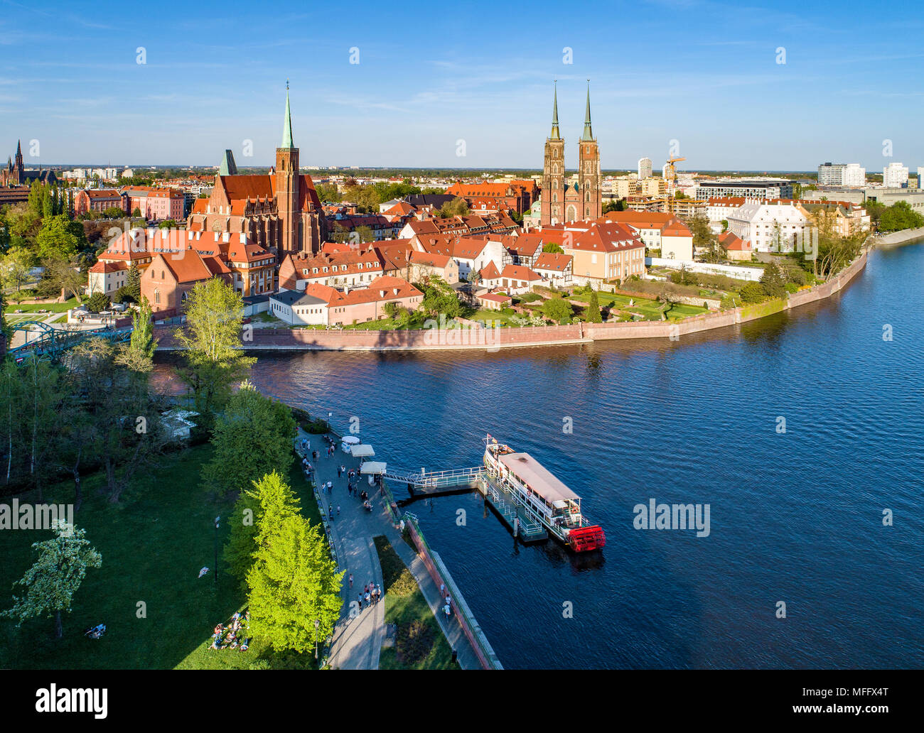 Polen. Wroclaw. Ostrow Tumski, gotische Kathedrale St. Johannes der Täufer, Stiftskirche des Heiligen Kreuzes, touristischen Hafen und Schiff. Luftaufnahme. Stockfoto