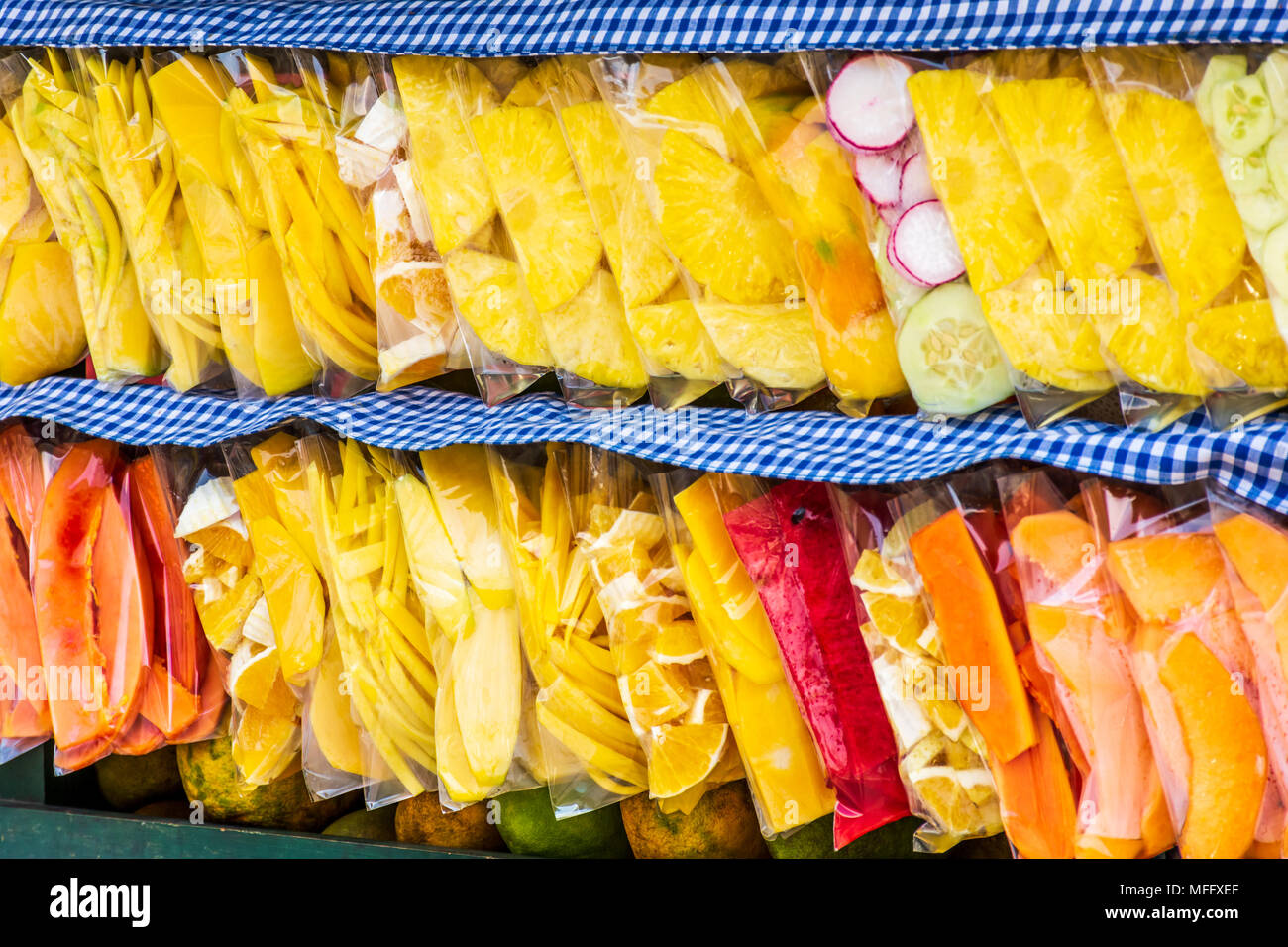 Geschnittenes Obst in Säcke auf der Straße Warenkorb, Guatemala, Mittelamerika Stockfoto