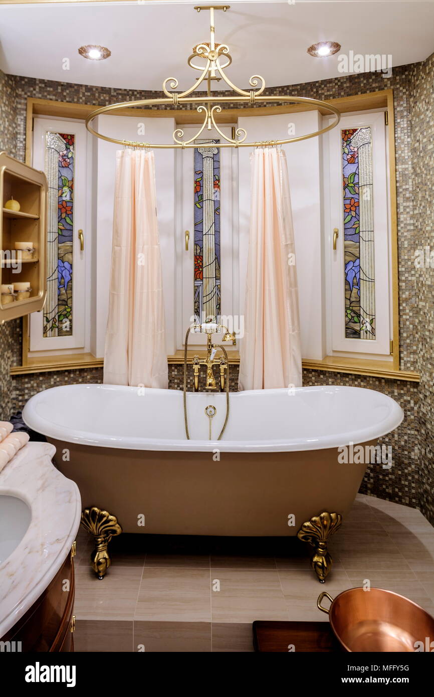 Badezimmer mit altmodischen Badewanne Stockfotografie - Alamy
