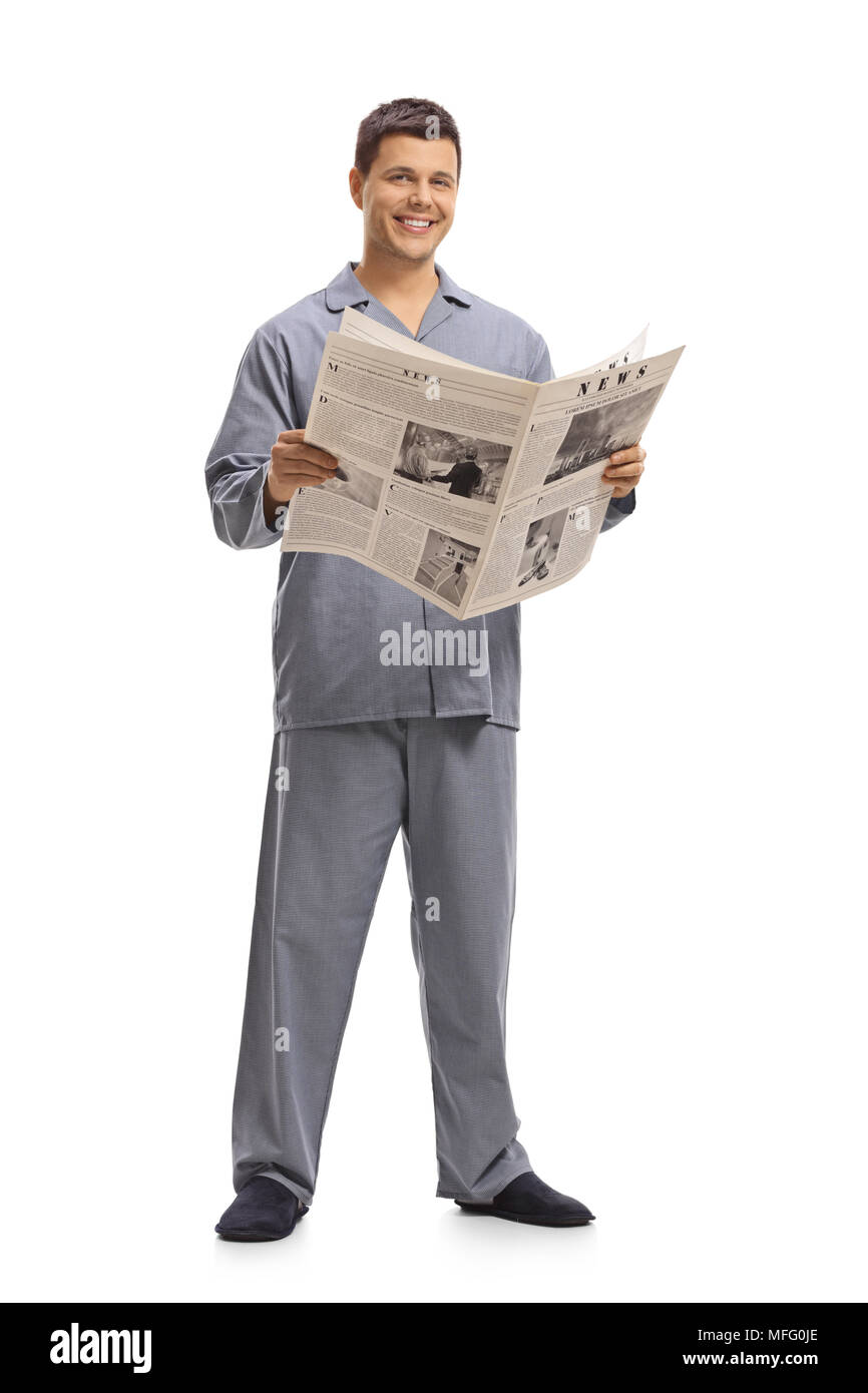 In voller Länge Porträt einer jungen Mann im Schlafanzug mit einer Zeitung auf weißem Hintergrund Stockfoto