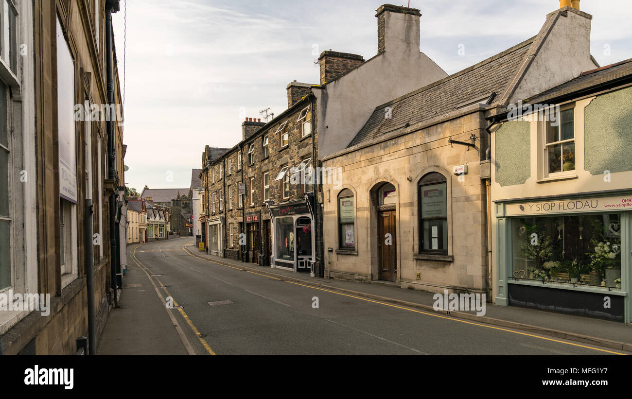 Llanwrst, Conwy, Wales, Großbritannien, 19. Juni 2017: Geschäfte und Häuser auf der leeren A470 Straße Stockfoto