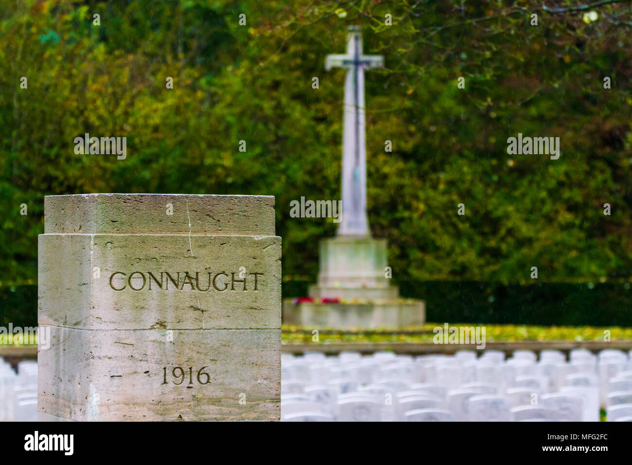 Eingang zum Connaught Friedhof mit einem Ehrenmal im Hintergrund. Stockfoto