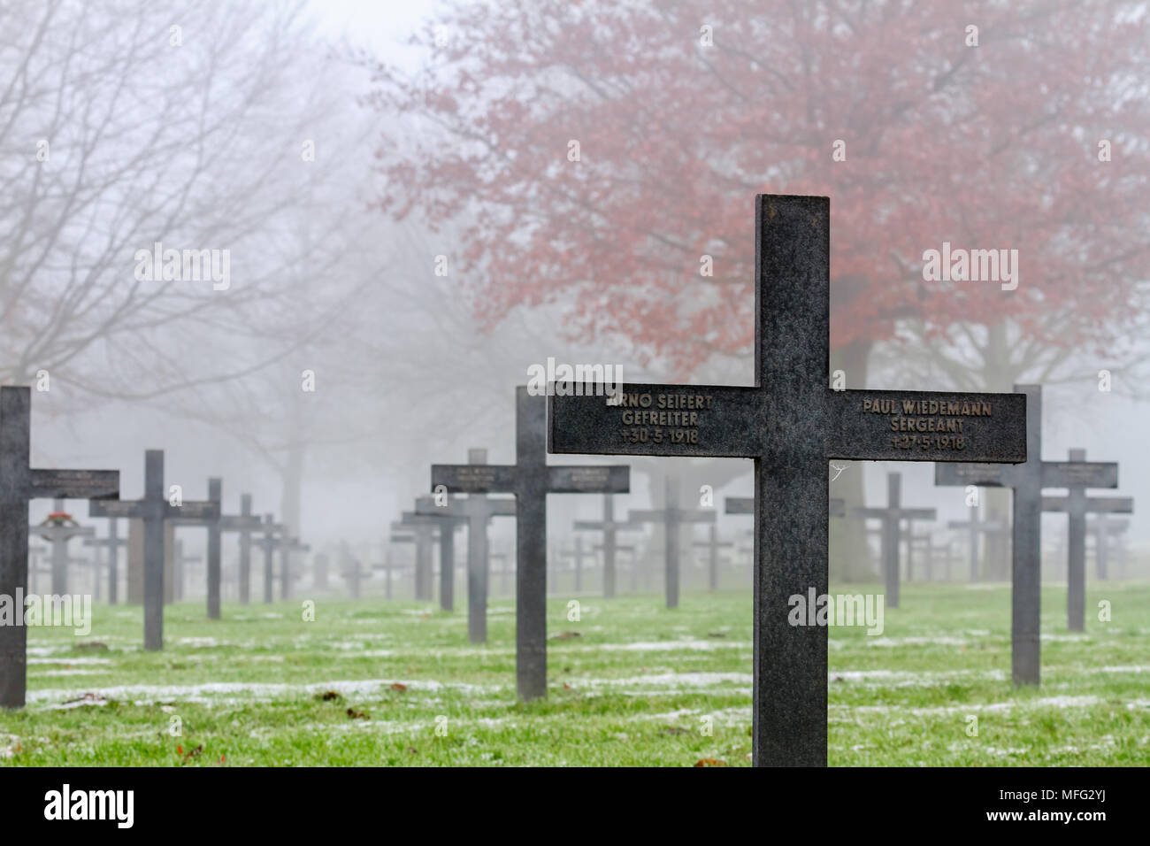 WW1 German Graves auf einem nebligen Tag zwischen Herbst und Winter. Stockfoto