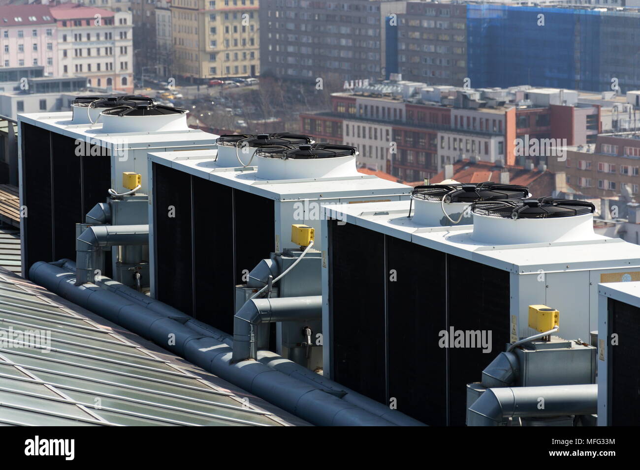 Klimaanlage Ventilatoren auf dem Dach mit Häusern im Hintergrund Stockfoto