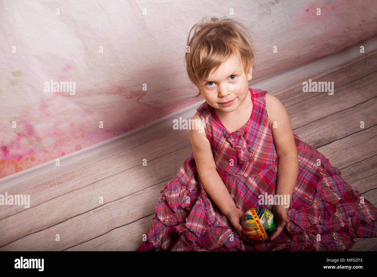 Studio Aufnahme eines glücklichen kleinen Mädchen in rosa Kleid. Stockfoto