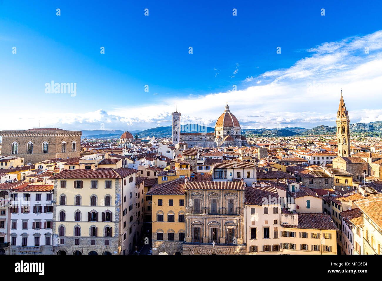 Der Dom von Florenz und der Dom sticht über den Dächern unter den anderen mittelalterlichen Gebäuden hervor. Stockfoto