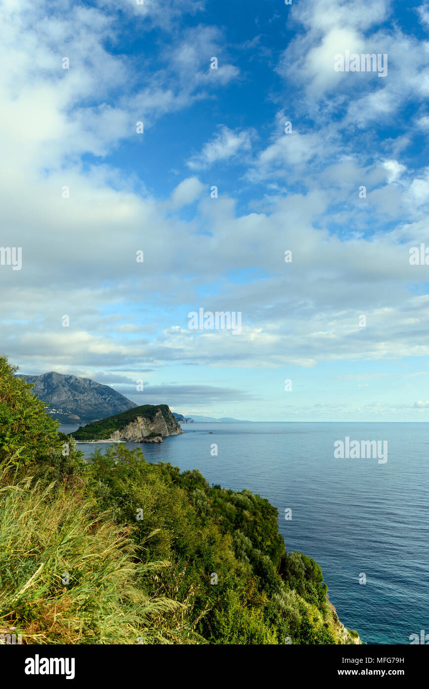 Schöne Aussicht auf die adriatische Küste der Riviera von Budva Stockfoto