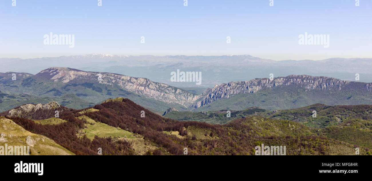 Atemberaubende Sicht von Ruy (Ruj) Gipfel, liegt an der Grenze zwischen Bulgarien und Serbien, auf entfernte Balkan Mountain (Alter Berg) Hauptbereich und f Stockfoto