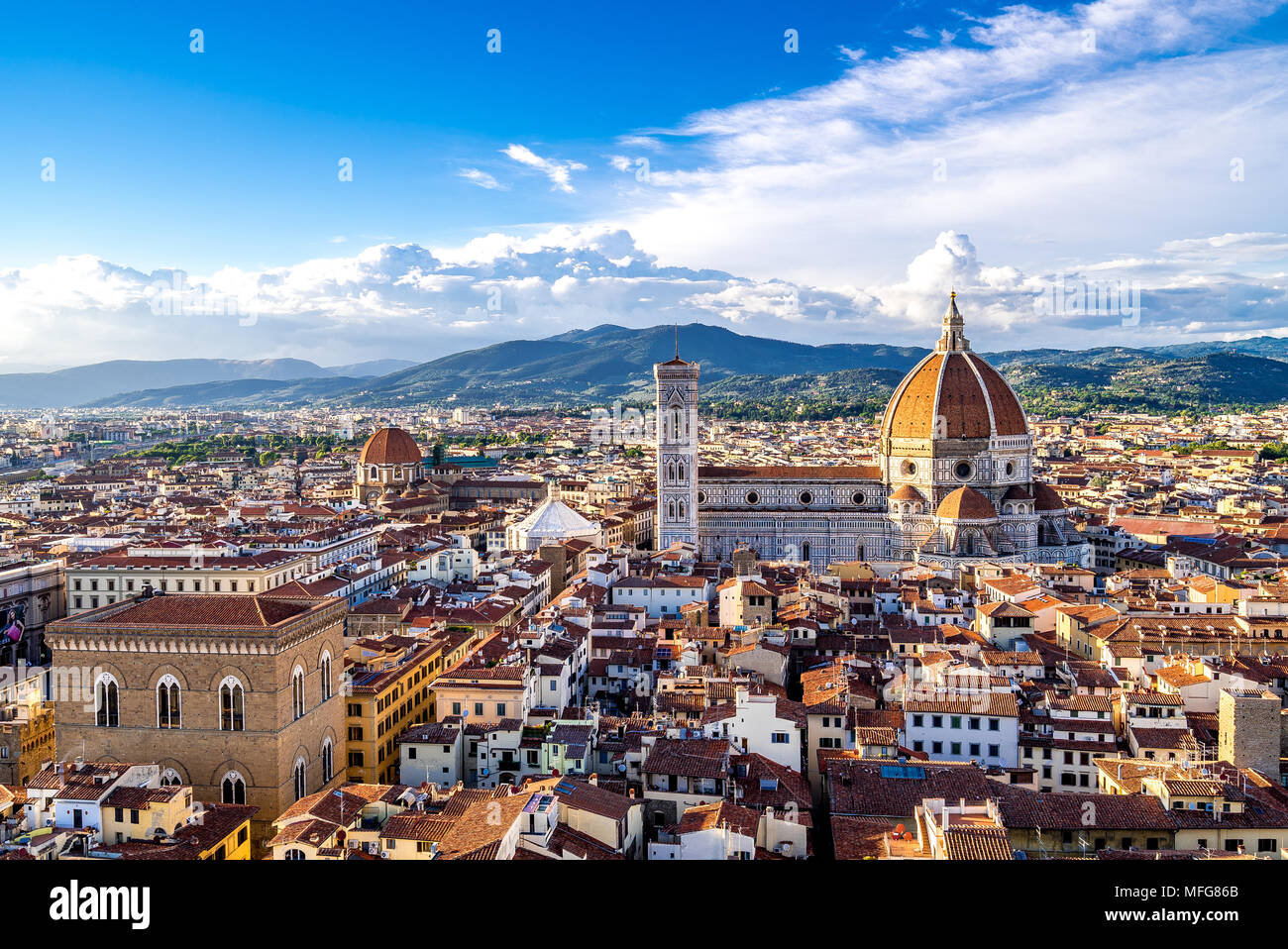 Der Dom von Florenz und der Dom sticht über den Dächern unter den anderen mittelalterlichen Gebäuden hervor. Stockfoto