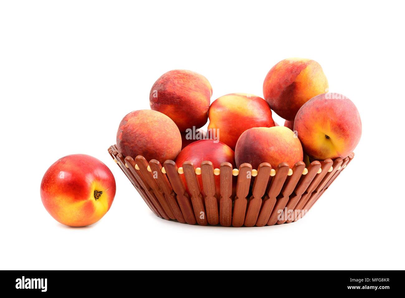 Frische Pfirsiche Obst im Korb isoliert auf einem weißen Stockfoto