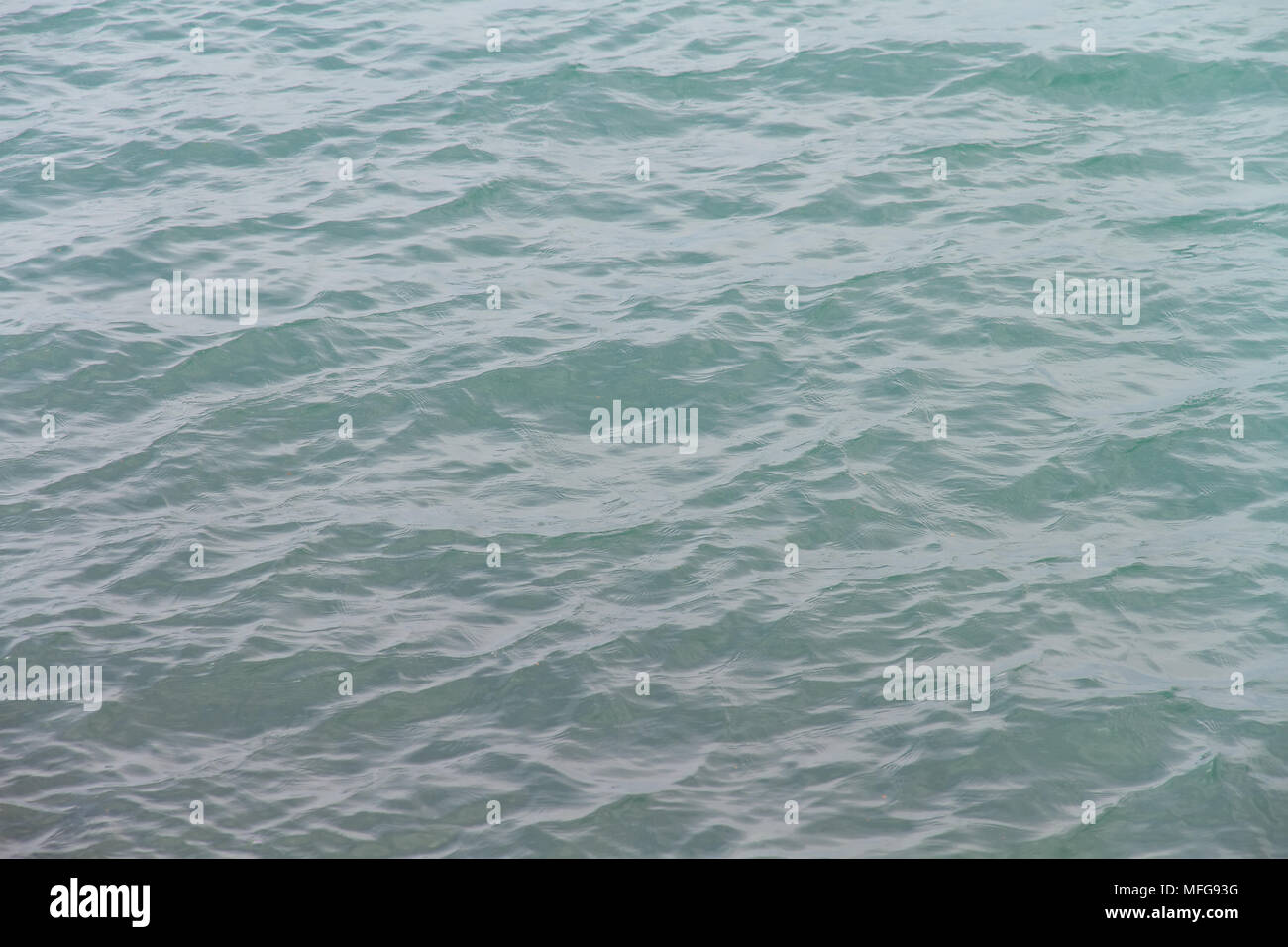Eine Wasseroberfläche mit kleinen Wellen Hintergrundbild. Stockfoto